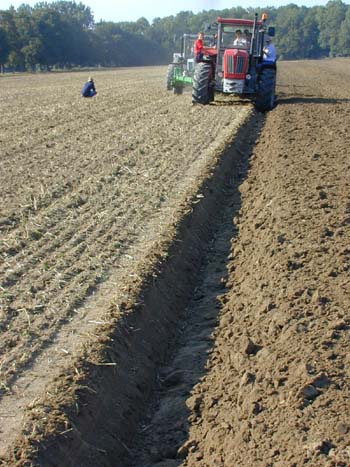 Schl&uuml;tertraktoren mit Gassnerpfl&uuml;ge auf Gut Rohrenfeld 2004